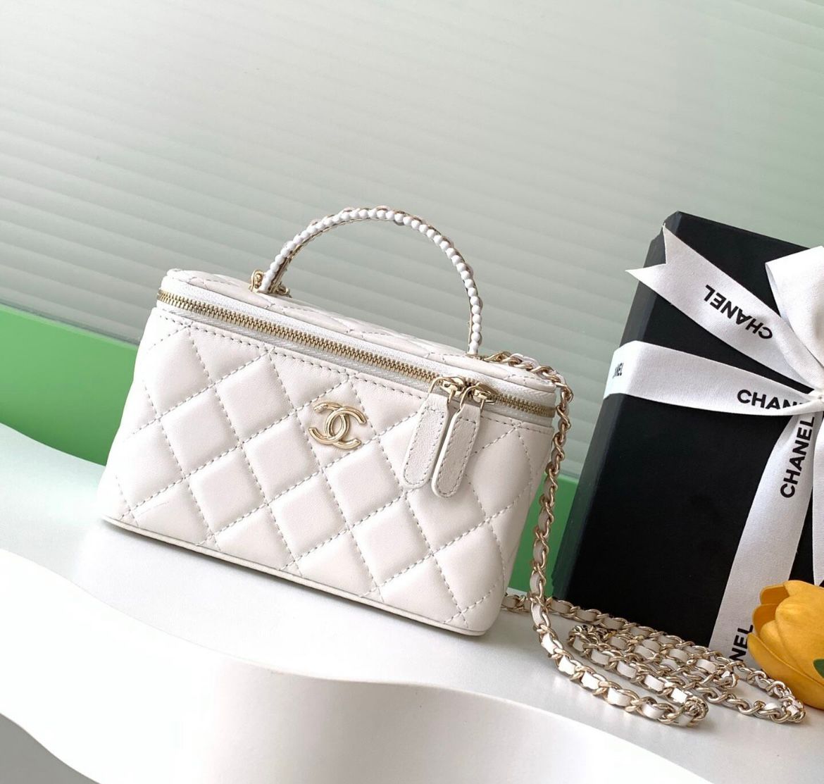 CC vanity blanc finition doré