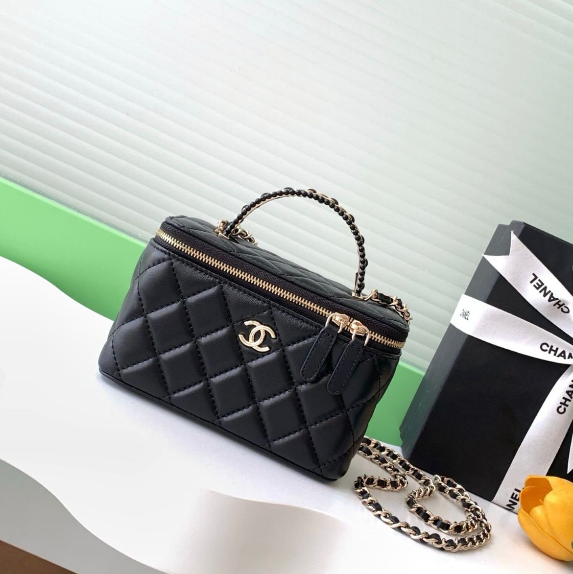 CC Vanity blanc finition doré