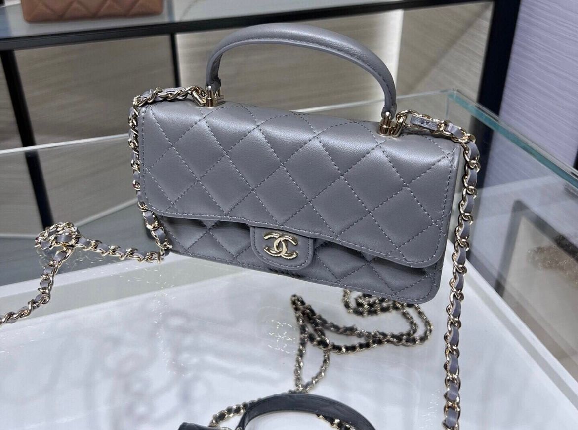 CC sac à main gris finition doré