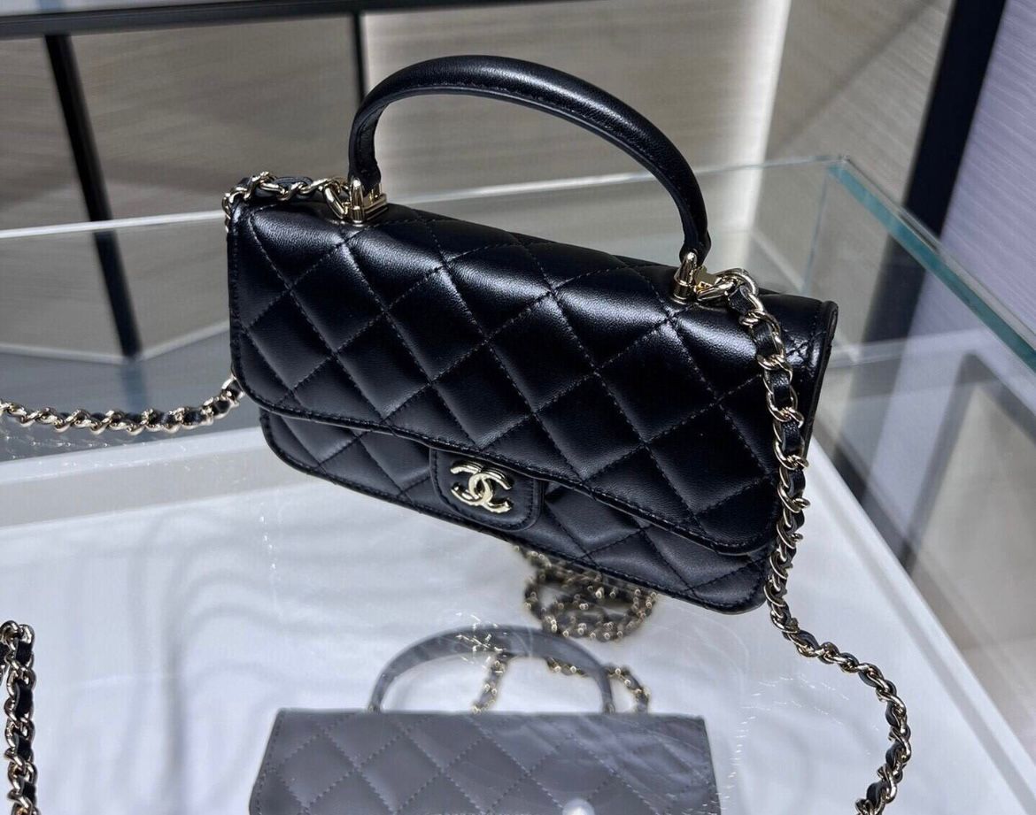 CC sac à main noir finition doré